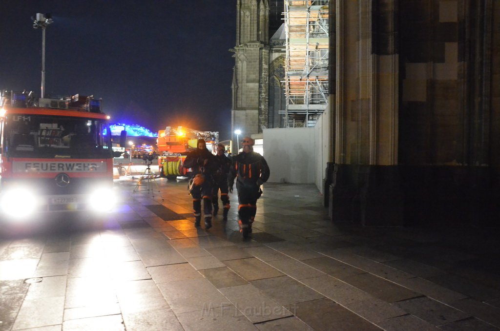 Einsatz BF Aktivisten auf Geruest vom Koelner Dom P073.JPG - Miklos Laubert